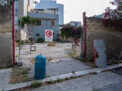 ...e la rete metallica che ne segnavano gli ingressi non c�� altro che uno spiazzale desolato